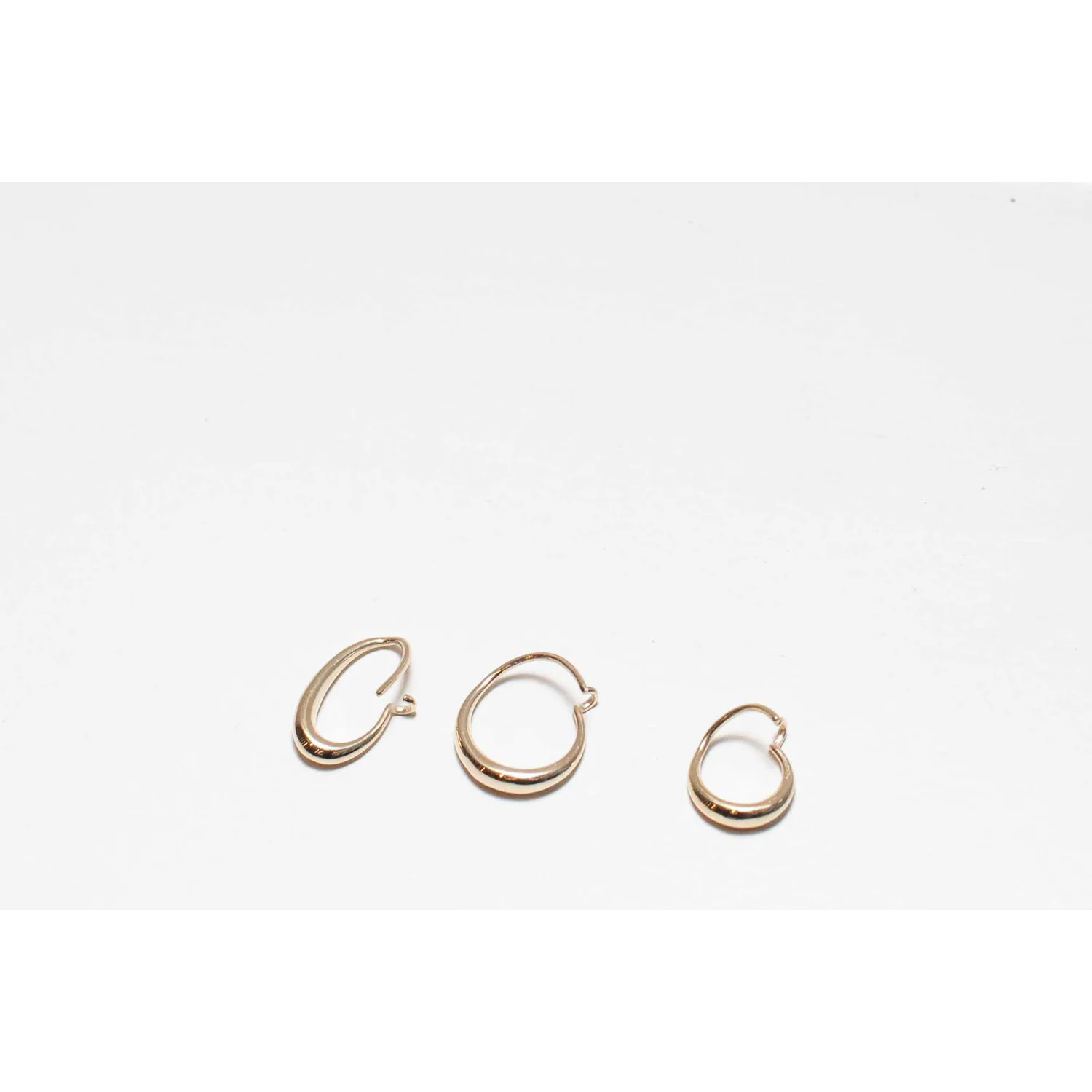 Leigh Miller Medium Oval Sempre Hoop in 14K Yellow Gold - Image 3