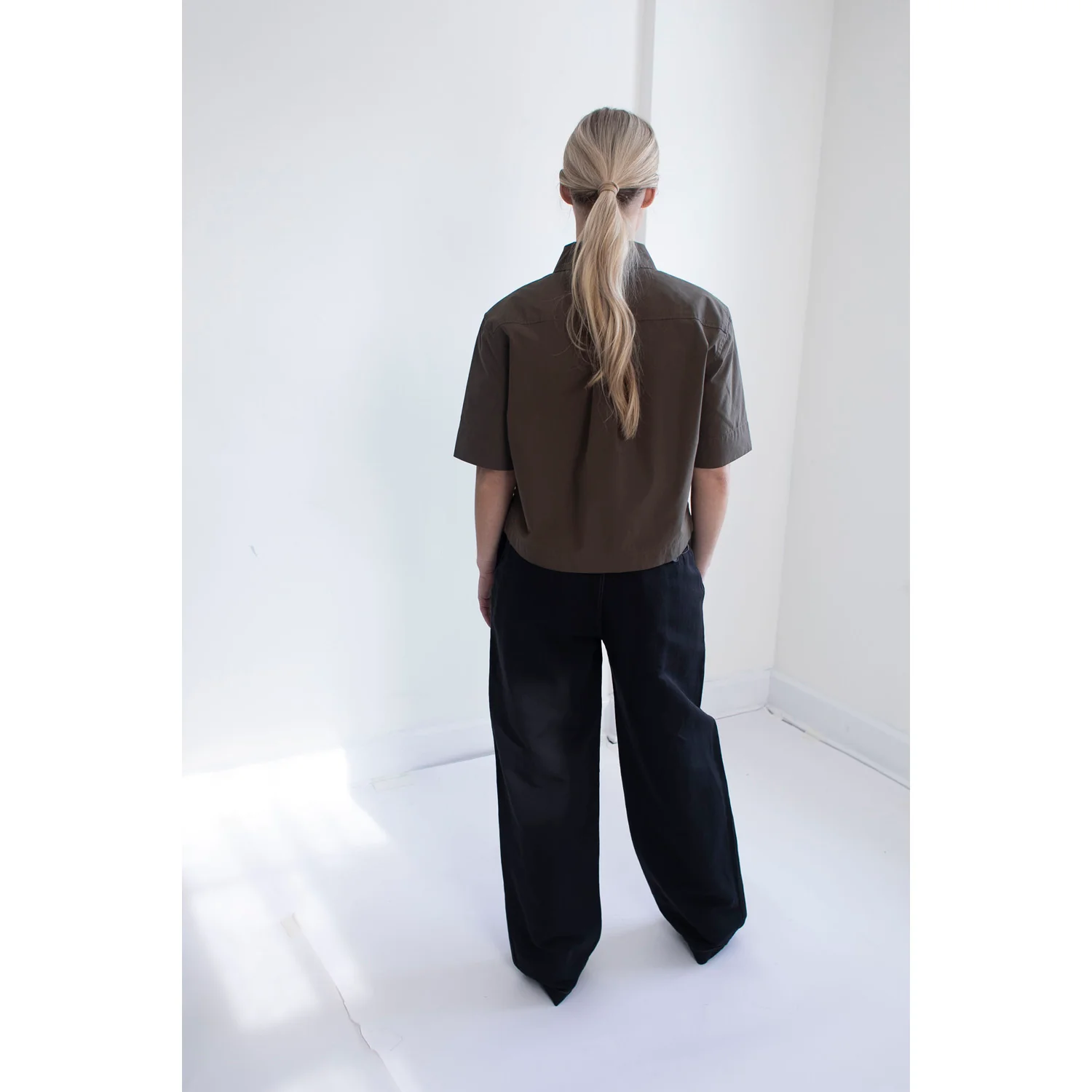 MHL. Cropped Uniform Shirt in Umber Sanded Cotton Poplin - Image 12