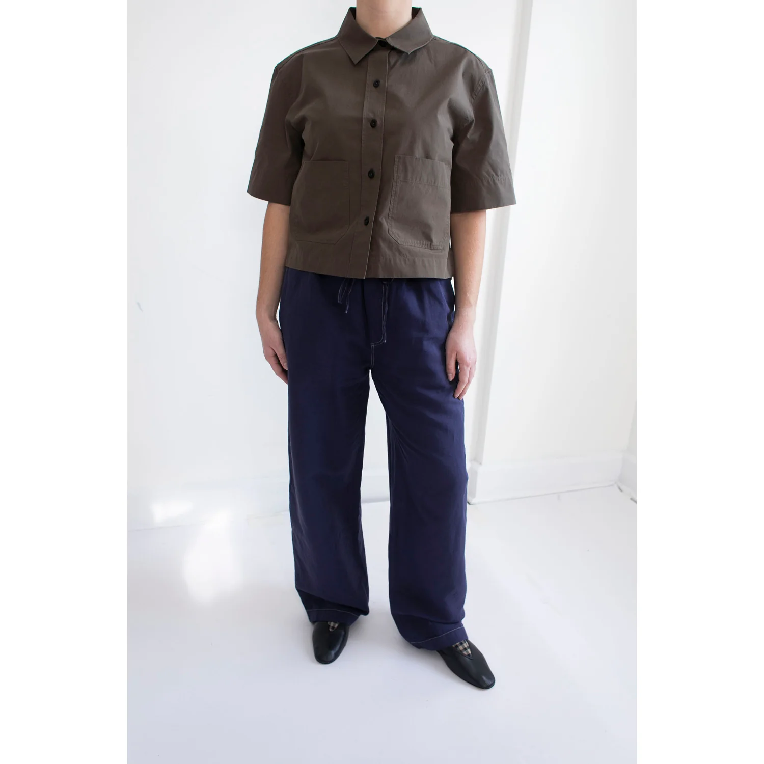MHL. Cropped Uniform Shirt in Umber Sanded Cotton Poplin - Image 4