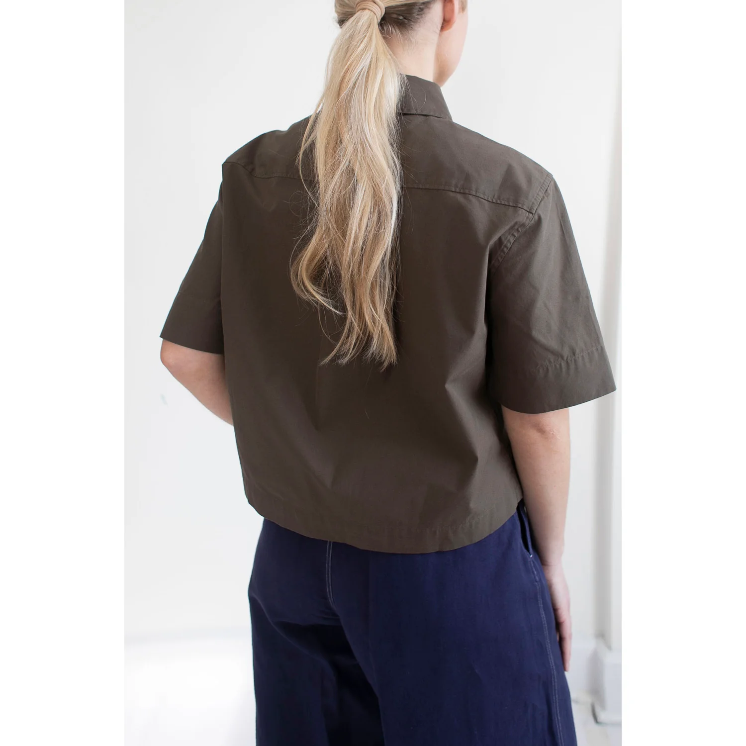 MHL. Cropped Uniform Shirt in Umber Sanded Cotton Poplin - Image 9